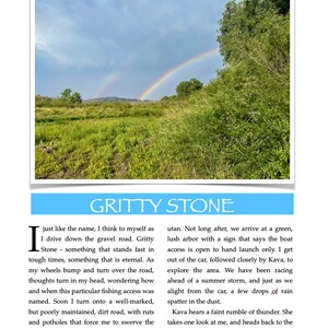 K&ouml;nnte beinhalten: Ein Regenbogen spannt sich &uuml;ber ein gr&uuml;nes Feld mit B&auml;umen und blauem Himmel. Der Text "Gritty Stone" ist in blauen Buchstaben auf hellblauem Hintergrund geschrieben. Der Text darunter lautet: "Genau wie der Name, denke ich mir, als ich die Schotterstra&szlig;e entlangfahre. Gritty Stone - etwas, das in schweren Zeiten standh&auml;lt, etwas, das ewig ist. W&auml;hrend meine R&auml;der &uuml;ber die Stra&szlig;e holpern und sich drehen, gehen mir Gedanken durch den Kopf, und ich frage mich, wie und wann dieser besondere Angelzugang seinen Namen erhielt. Bald biege ich auf eine gut markierte, aber schlecht gewartete Schotterstra&szlig;e ab, mit Schlagl&ouml;chern und Schlagl&ouml;chern, die mich zwingen, das Auto wie ein betrunkener Orang-Utan von einer Seite zur anderen zu schlingern. Nicht lange danach kommen wir an einem gr&uuml;nen, &uuml;ppigen Laubengang mit einem Schild an, auf dem steht, dass der Bootszugang nur f&uuml;r Handstarts ge&ouml;ffnet ist. Ich steige aus dem Auto, dicht gefolgt von Kava, um die Gegend zu erkunden. Wir sind einem Sommergewitter vorausgeeilt, und gerade als wir aus dem Auto steigen, spritzen ein paar Regentropfen auf den Staub. Kava h&ouml;rt ein leises Donnergrollen. Sie wirft mir einen Blick zu und geht zur&uuml;ck zum Auto. Wir steigen wieder ein, gerade als der Regen"