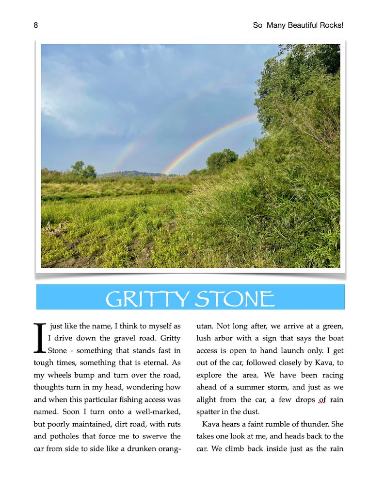 K&ouml;nnte beinhalten: Ein Regenbogen spannt sich &uuml;ber ein gr&uuml;nes Feld mit B&auml;umen und blauem Himmel. Der Text "Gritty Stone" ist in blauen Buchstaben auf hellblauem Hintergrund geschrieben. Der Text darunter lautet: "Genau wie der Name, denke ich mir, als ich die Schotterstra&szlig;e entlangfahre. Gritty Stone - etwas, das in schweren Zeiten standh&auml;lt, etwas, das ewig ist. W&auml;hrend meine R&auml;der &uuml;ber die Stra&szlig;e holpern und sich drehen, gehen mir Gedanken durch den Kopf, und ich frage mich, wie und wann dieser besondere Angelzugang seinen Namen erhielt. Bald biege ich auf eine gut markierte, aber schlecht gewartete Schotterstra&szlig;e ab, mit Schlagl&ouml;chern und Schlagl&ouml;chern, die mich zwingen, das Auto wie ein betrunkener Orang-Utan von einer Seite zur anderen zu schlingern. Nicht lange danach kommen wir an einem gr&uuml;nen, &uuml;ppigen Laubengang mit einem Schild an, auf dem steht, dass der Bootszugang nur f&uuml;r Handstarts ge&ouml;ffnet ist. Ich steige aus dem Auto, dicht gefolgt von Kava, um die Gegend zu erkunden. Wir sind einem Sommergewitter vorausgeeilt, und gerade als wir aus dem Auto steigen, spritzen ein paar Regentropfen auf den Staub. Kava h&ouml;rt ein leises Donnergrollen. Sie wirft mir einen Blick zu und geht zur&uuml;ck zum Auto. Wir steigen wieder ein, gerade als der Regen"