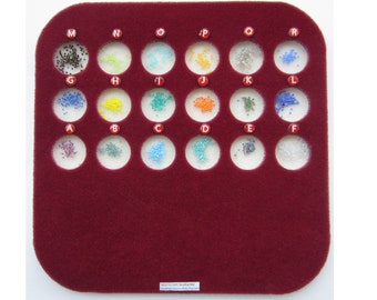 Organisateur de tapis de perles 18 tasses avec lettres A à R avec espace de travail en bas, maintient les perles organisées lors de l'utilisation ! 8 couleurs différentes