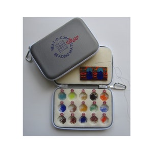 Séparateur portable de tapis de perles de voyage, lettrage A-O, compartiments octogonaux de 2,5 cm (1 po.) Étui gris à fermeture éclair avec tapis pêche – NEAT-O-CUPS