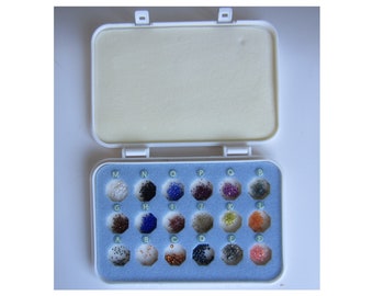 Séparateur de perles de voyage pour 18 perles de couleurs différentes dans un étui à perles avec lettres scellées sur chaque tasse, lettres A-R bleues mates. TASSE avec bouchons