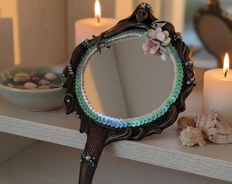 Hand Jeweled Mermaid Handspiegel | Bronzeguss, gegossener Rand, maritim