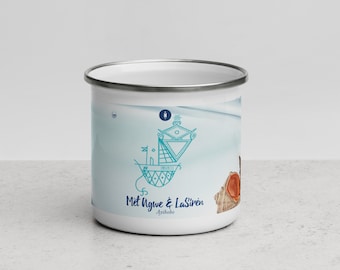 Könnte beinhalten: Weißer Emaille-Campingbecher mit einer blauen und weißen Grafik eines Schiffes mit dem Text "Met Agwe & LaSiren Ayitiobo" auf der Seite.