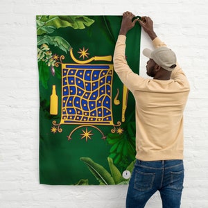 Könnte beinhalten: Ein grüner Wandteppich mit einem goldenen und blauen Design, das eine Flasche, eine Sichel und einen Stern zeigt. Der Wandteppich hängt an einer weißen Backsteinwand.