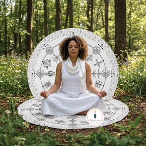 Peut inclure: Une personne vêtue d'une robe et d'une écharpe blanches médite sur un tapis de yoga rond dans une forêt. Le tapis présente un motif géométrique noir et blanc. L'arrière-plan est une forêt verte avec de grands arbres.