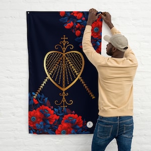 Könnte beinhalten: Eine marineblaue Wandbehänge mit einem goldenen Herzdesign und roten Blumen. Das Herz ist von einem goldenen Rahmen umgeben und hat ein Muster aus kleinen Kreisen. Die Blumen sind um das Herz und am unteren Rand der Wandbehänge angeordnet.