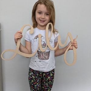 Letrero de madera con nombre personalizado, grande, decorativo, de 60 cm, con caligrafía: nombre de familia, nombre de madera para guardería, bebé, hogar, dormitorio, decoración infantil, letras