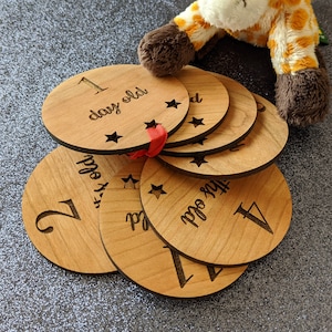 Signe en bois de nom, plaque de nom de bébé, annonce de naissance, signe de nom, plaque personnalisée de nom, carte d’annonce de nom, étape de bébé en bois