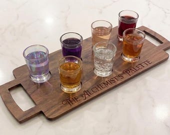 Paleta del Alquimista / Bandeja para vasos de chupito Modern Knockout / Tabla de vuelo de nogal delgada de 4 mm / Servidor de cócteles suspendido / Regalo único para amantes del bar