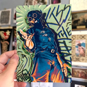 Pode incluir: Uma impress&atilde;o art&iacute;stica retangular apresentando uma figura estilizada usando uma m&aacute;scara de g&aacute;s escura e uma camisa abotoada com cinto. O fundo &eacute; verde claro com texto azul estilo grafite que diz KISS THE RAT e assinatura RHE 2026.