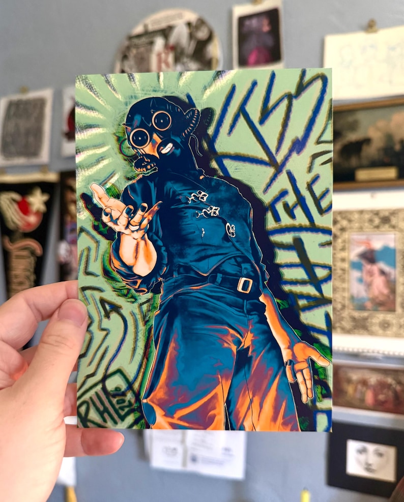 Pode incluir: Uma impress&atilde;o art&iacute;stica retangular apresentando uma figura estilizada usando uma m&aacute;scara de g&aacute;s escura e uma camisa abotoada com cinto. O fundo &eacute; verde claro com texto azul estilo grafite que diz KISS THE RAT e assinatura RHE 2026.