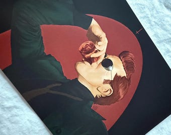 Pode incluir: Ilustração de uma pessoa bebendo de um copo, contra um fundo vermelho. A pessoa está vestindo uma jaqueta verde escura e um monóculo. A obra de arte tem uma estética vintage, com foco no rosto e no copo.