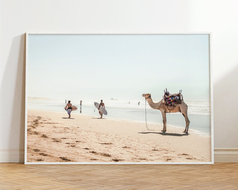 Camel and Surfers Print, Beach Print, Coastal Wall Decor, Bohemian Art Print, Neutral Home Decor, Photography Poster, Modern Boho zdjęcie 1