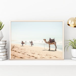 Camel and Surfers Print, Beach Print, Coastal Wall Decor, Bohemian Art Print, Neutral Home Decor, Photography Poster, Modern Boho zdjęcie 6