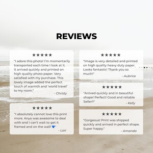 以下が含まれることがあります： 画像には、上部に黒字で「REVIEWS」と表示されています。その下に、5つ星評価の顧客の声が白いボックスで表示され、背景はぼやけたビーチです。レビューは英語です。