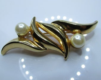 Vintage signed designer Keyes's Gold Plated Abstract Modernist Faux Pearl Brooch c. 1960's