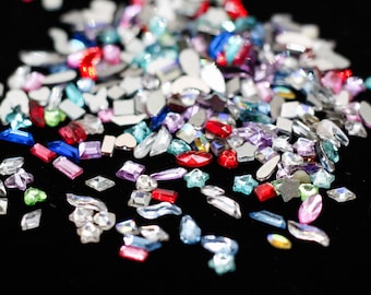 100 piezas de cristales de imitación de colores variados con parte trasera plana, formas variadas, adornos para uñas, gemas, joyas, diamantes, cristales de disfraz G13-1-1