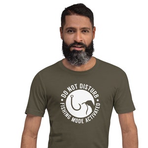 Attrezzatura da pesca / t-shirt per pescatore / Esilarante idea regalo per amico / Idea regalo per amante della pesca / Cool Tee per papà Marito Fidanzato /