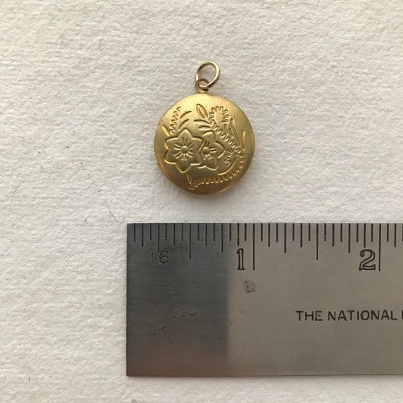 Vintage Brass Locket - Round with floral design - 2cm x 2cm