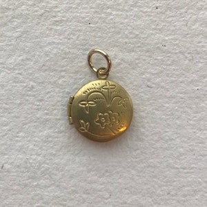 vintage 1960's deadstock brass round locket with floral design