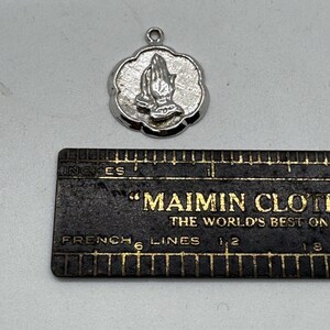 1970 年代のヴィンテージ スターリング シルバーの祈りの手チャーム