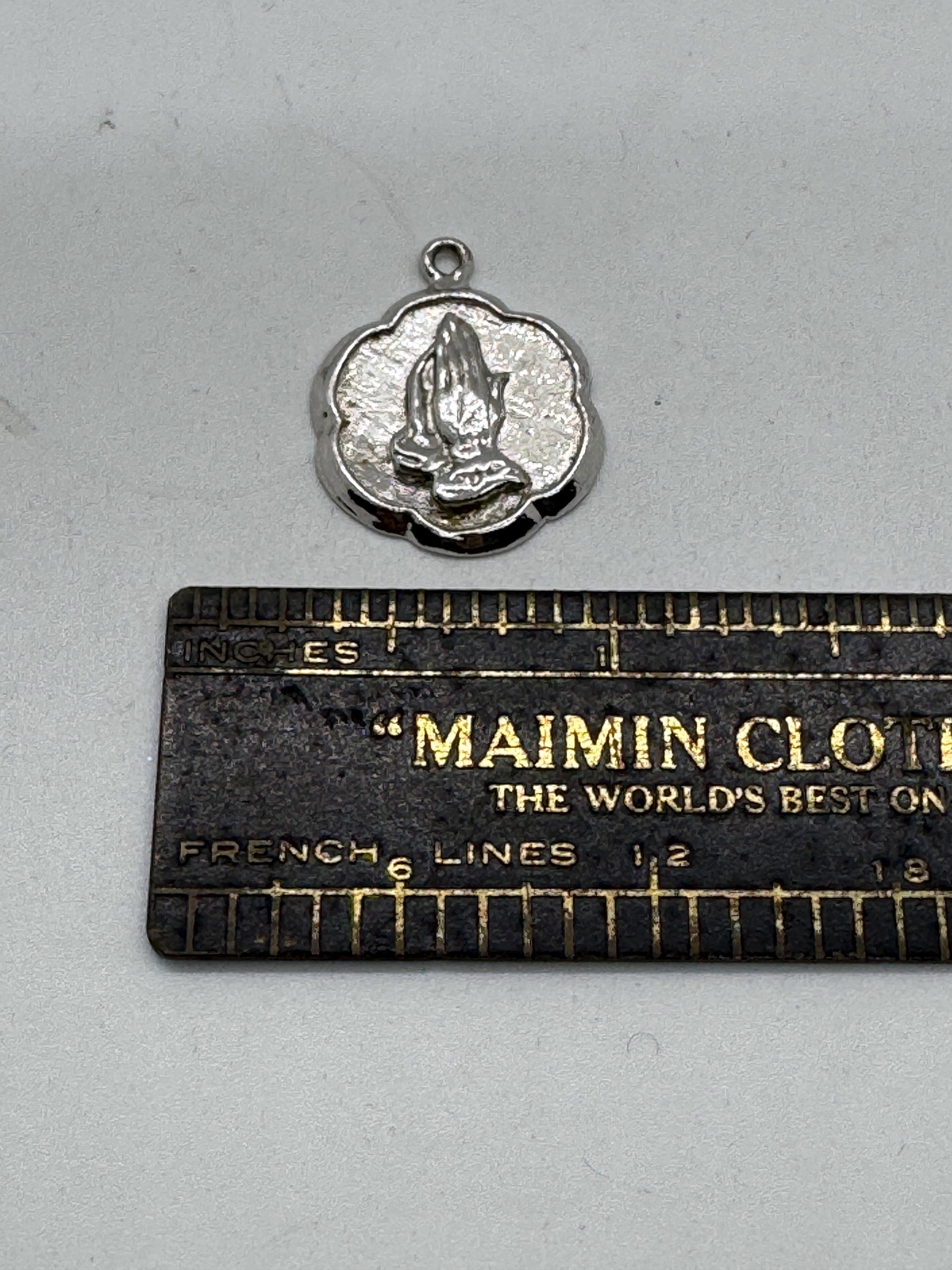 1970 年代のヴィンテージ スターリング シルバーの祈りの手チャーム