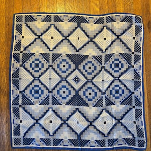 Foulard vintage Echo Brand 100% soie des années 1980 avec bords roulés à la main dans les tons bleus