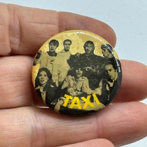 1970&#39;s vintage TAXI the show button pinback with characters