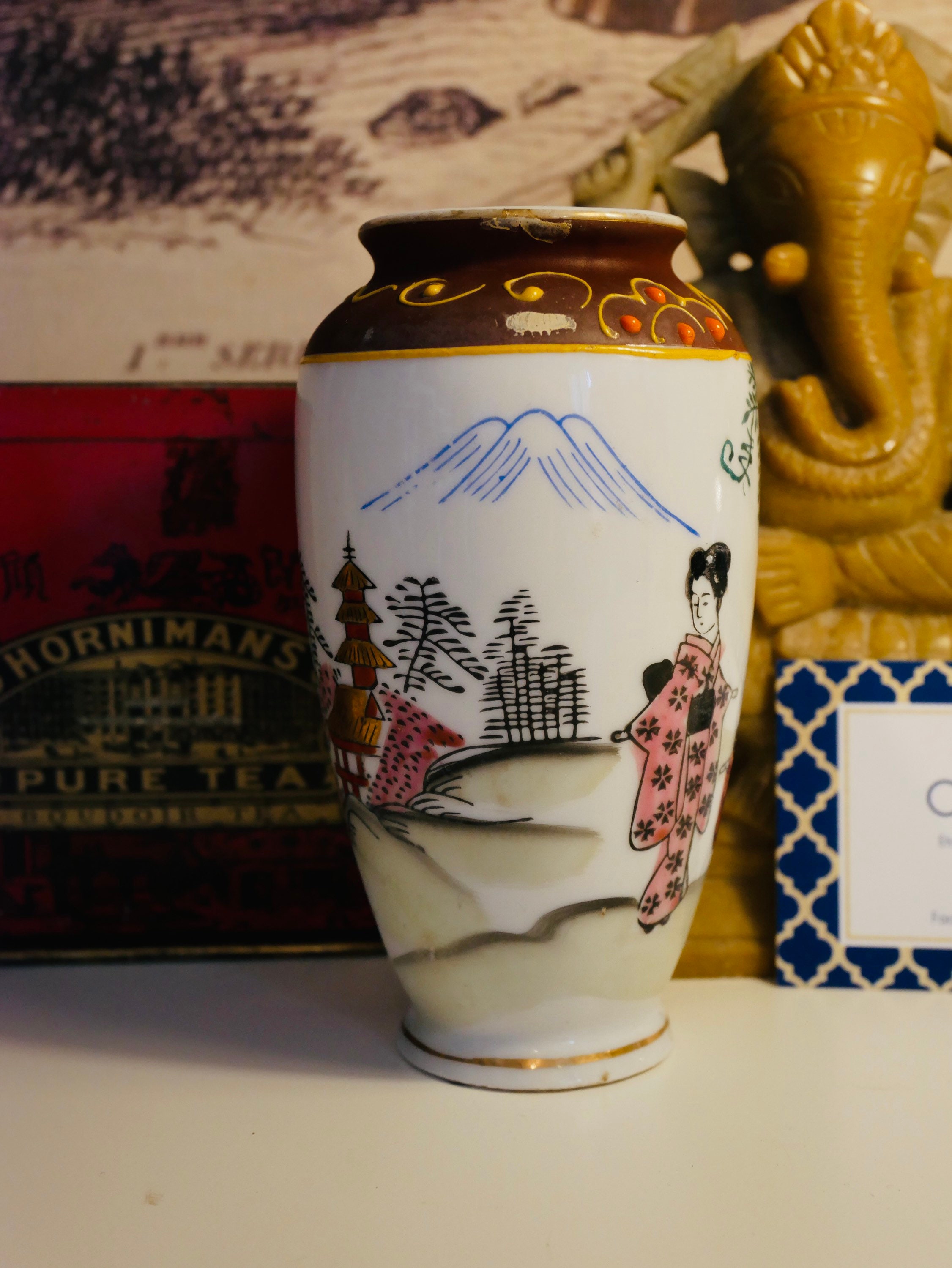 Petit Vase Geisha Paysage Du Japon en Porcelaine