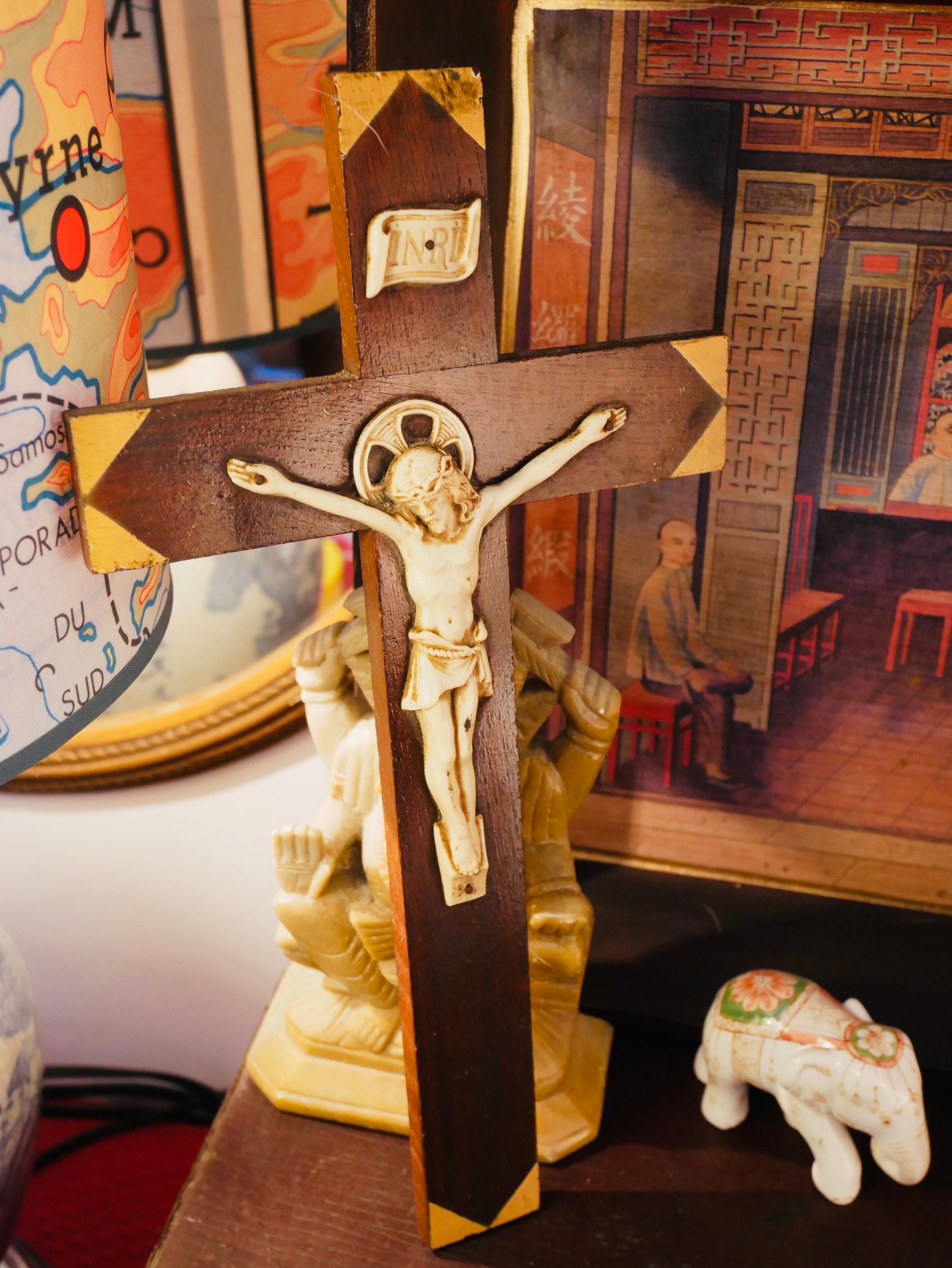 Crucifix en Bois et Plastique Blanc Pointe Dorée