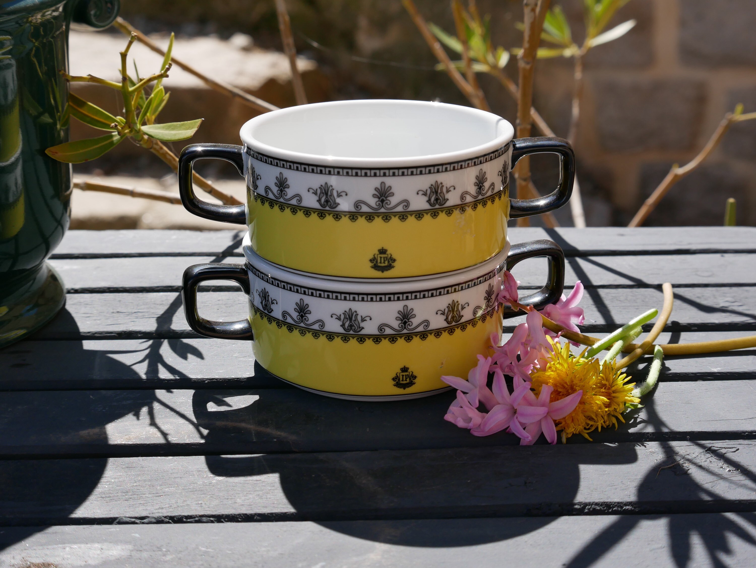 Deux Tasses en Porcelaine de Thailande Jaune, Blanc et Noir