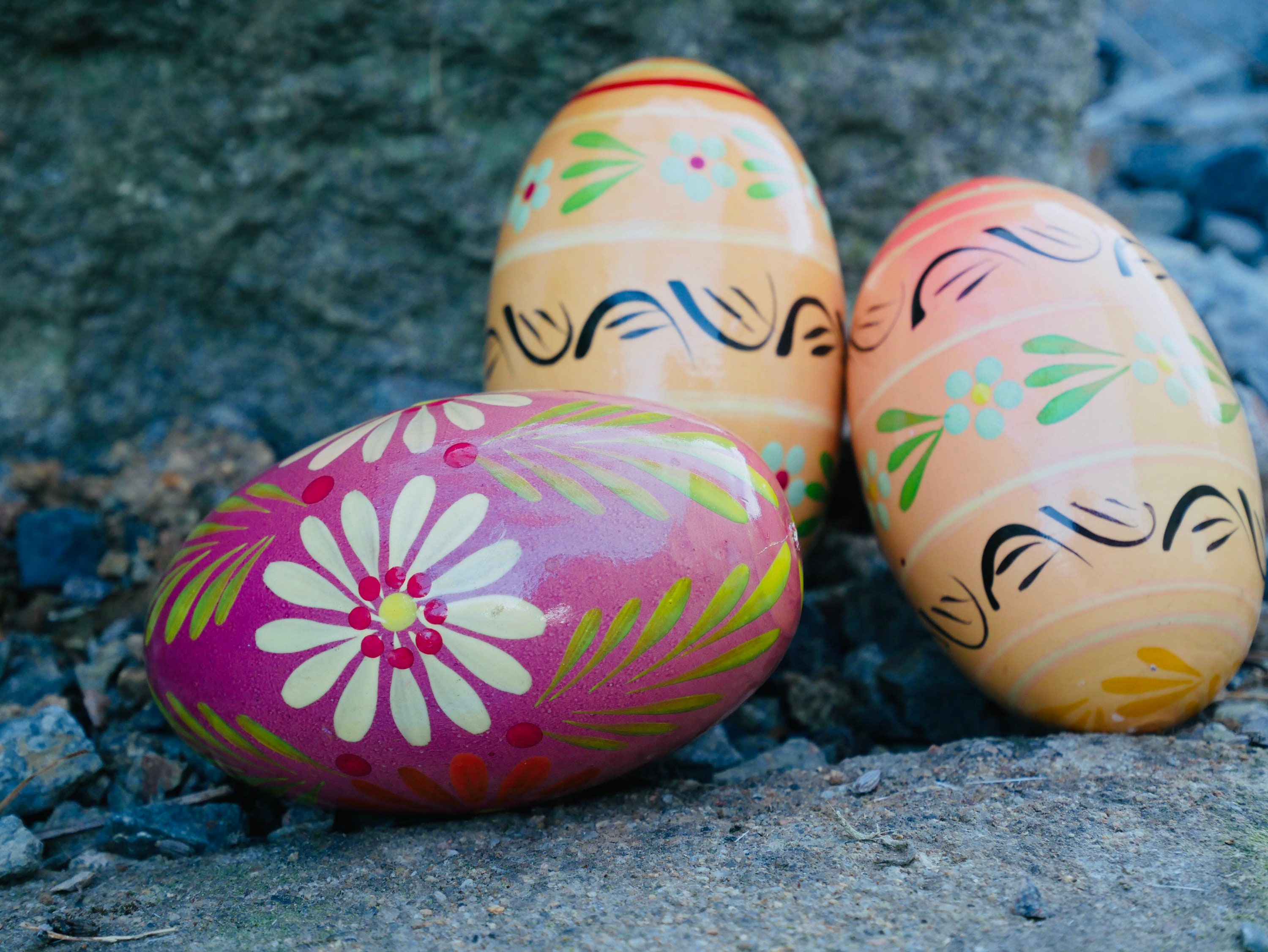 Lot de Trois Œufs en Bois Peint Orange et Rose Pâques Europe L'est