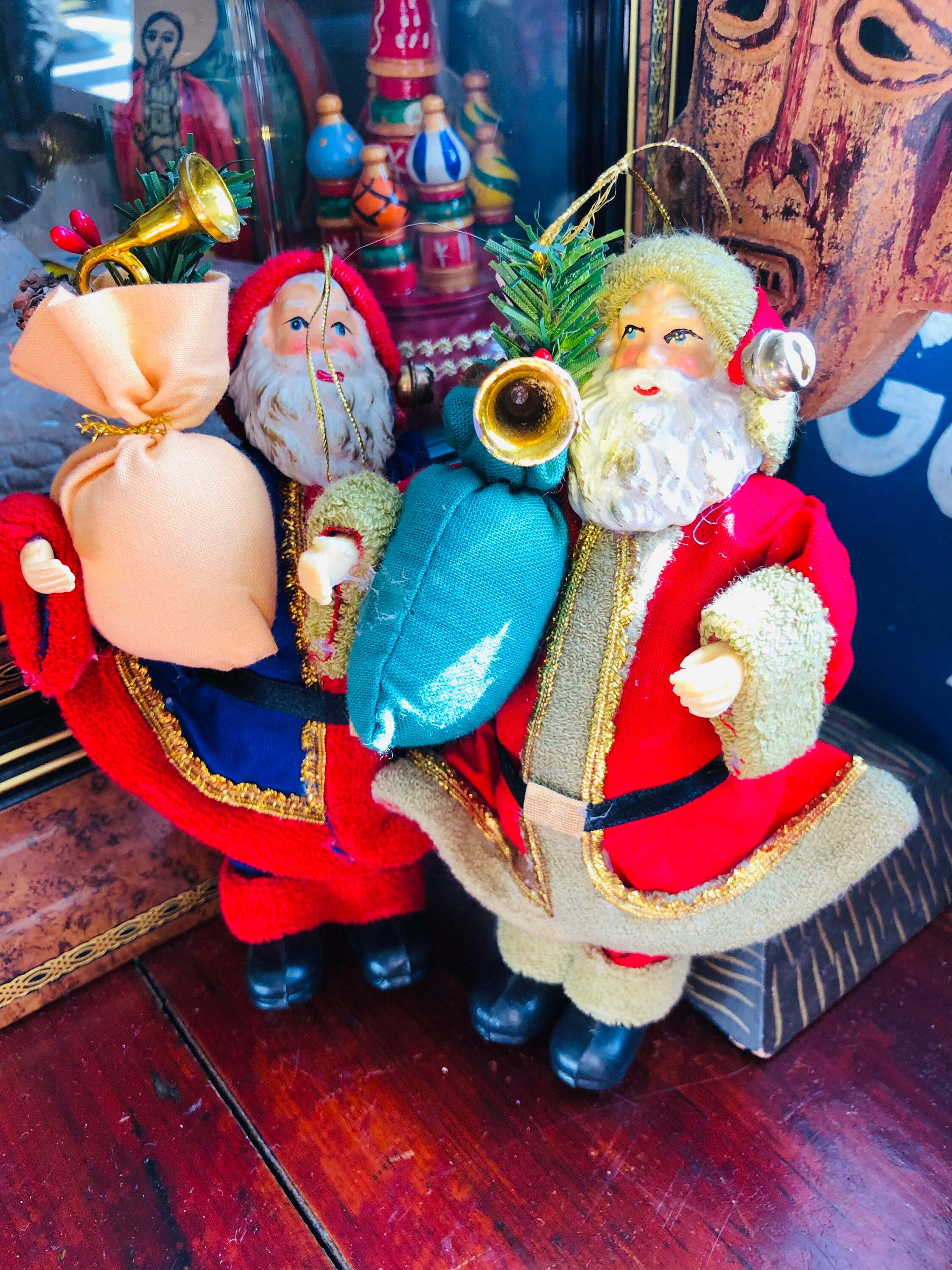 Deux Pères Noël en Tissus et Plastique