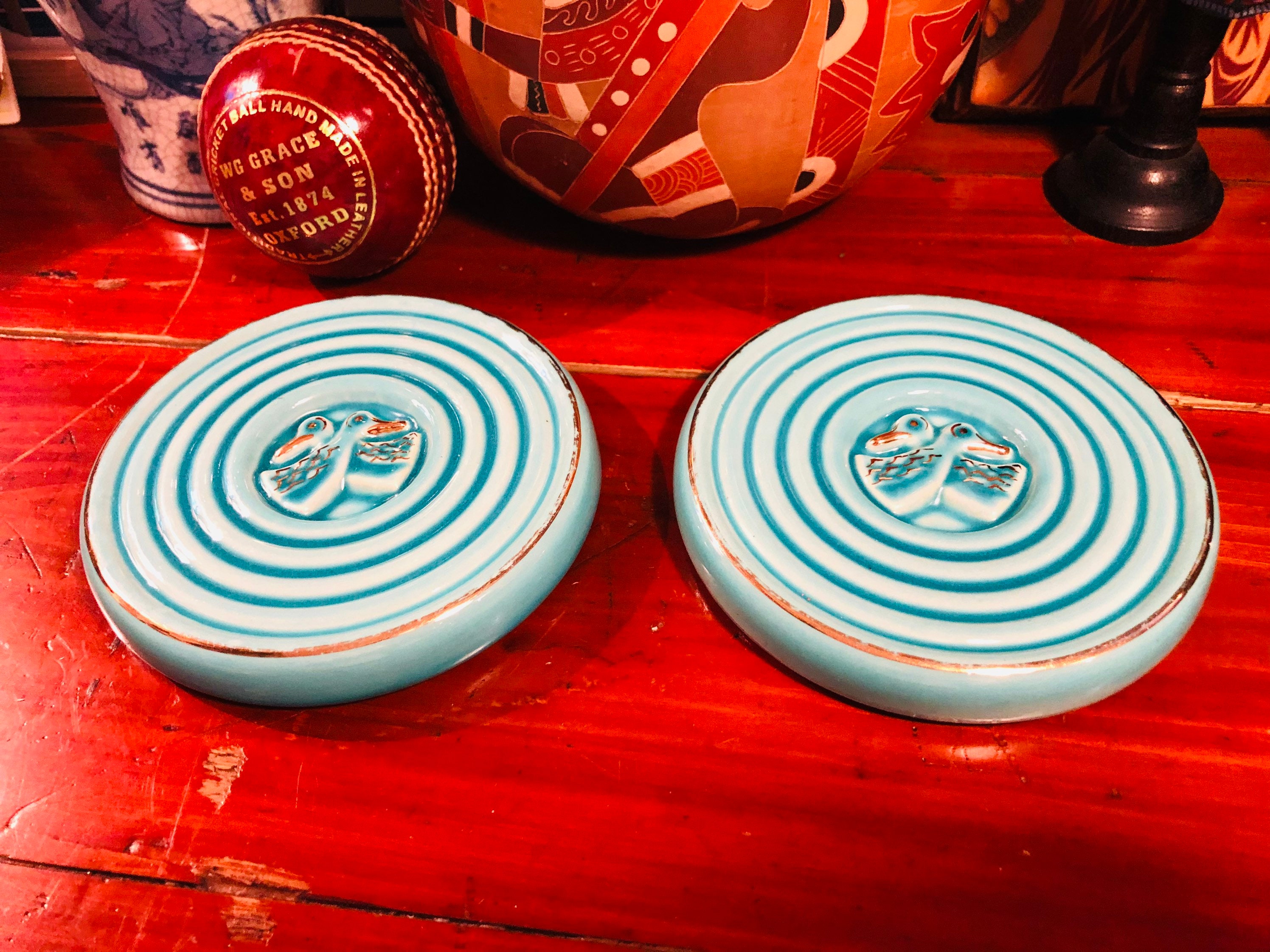 Deux Sous Bouteilles en Céramique Turquoise et Or Motif Canard