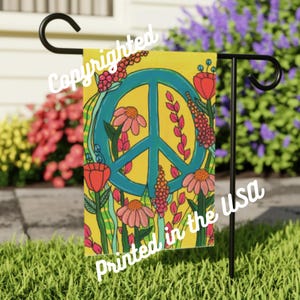 Puede incluir: Una bandera de jardín amarilla con un signo de paz azul rodeado de flores coloridas. El texto "Copyrighted" y "Printed in the USA" está en la bandera.