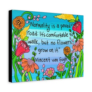 Puede incluir: Un fondo azul con una cita de Vincent van Gogh sobre la normalidad como un camino pavimentado. La cita está rodeada de flores y hojas coloridas.
