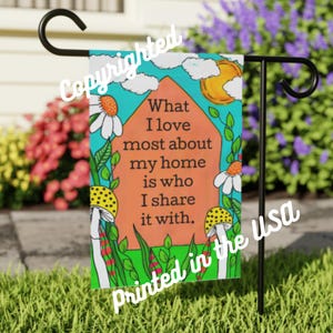 Ciò che amo di più della mia casa è con chi la condivido - Welcome Garden Flag - Striscione per giardino e casa 18 x 12" - Happy Home - Home Sweet Home