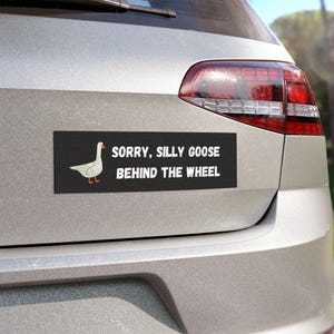 Spiacente, Silly Goose Behind The Wheel - Magnete per auto da 10 x 3&quot; - Magnete per paraurti carino e divertente - Magnete per auto in vinile resistente alle intemperie - Silly Goose Club