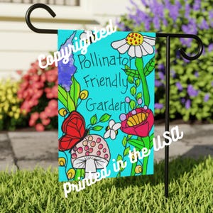 Op de afbeelding: Een tuinvaandel met een turquoise achtergrond met kleurrijke illustraties van bloemen, een vlinder en een paddenstoel. De vlag leest "Pollinator Friendly Garden" en "Printed in the USA". De vlag wordt weergegeven op een zwarte metalen standaard.