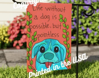 Può includere: Una bandiera da giardino rossa con un cane di cartone animato blu e il testo "La vita senza un cane è possibile, ma inutile" e "Stampato negli Stati Uniti".