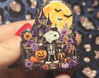 Odznaka Snoopy na Halloween, odznaka psa na Halloween, kostium szkieletu, brokatowy akryl, wysuwany uchwyt na identyfikator, sezon upiorów