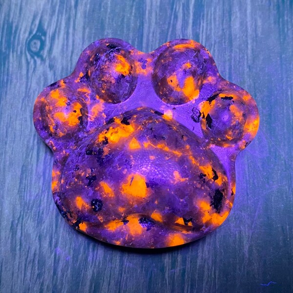 Huella de pata de cristal de Yooperlita / Huella de mascota de gato o perro tallada y pulida en piedra natural / Decoración metafísica para el hogar con temática animal