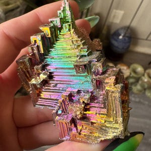 レインボービスマス結晶、幾何学的標本（20 x 18 mm） - Etsy 日本
