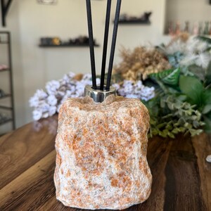 2,7 lb Sonnenstein Kristall Reed Öl Diffuser | Natürlicher roher Rohstein mit Schilfhalter | Metaphysische Wohnkultur | Freude und Fülle