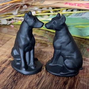 Doberman in cristallo di ossidiana nera / Cane Doberman Pinscher intagliato in pietra naturale / Decorazione per la casa con animale metafisico