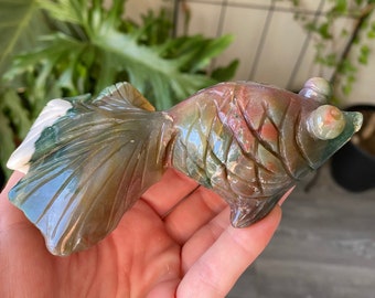 彫刻されたトルマリン鯉の宝石、バイオトルマリン魚の形をした石、23mm