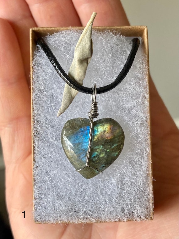 Collier en forme de cœur en labradorite Pendentif en pierre naturelle  enveloppé de fil fait à la main Coffret cadeau inclus Bijoux métaphysiques  -  Canada