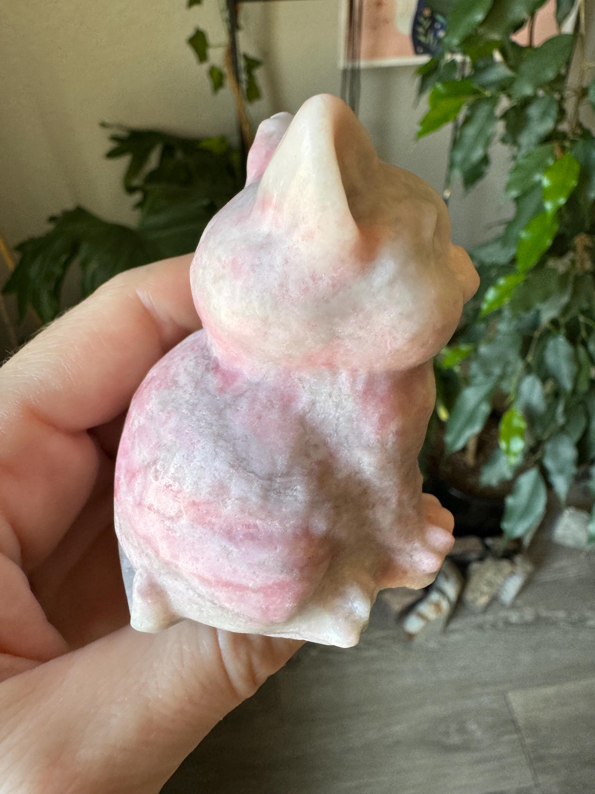 ピンクオパールの猫のクリスタル｜天然彫刻石のかわいい座り猫