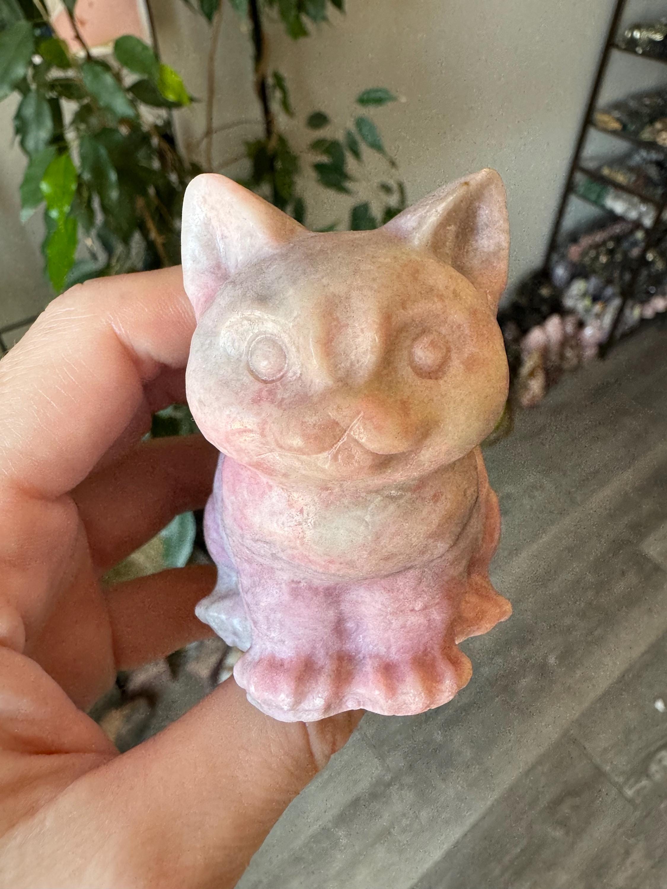 月に座るネコ　ピンクオパール置物　素敵な逸品 月に座るネコピンクオパール置物素敵な逸品