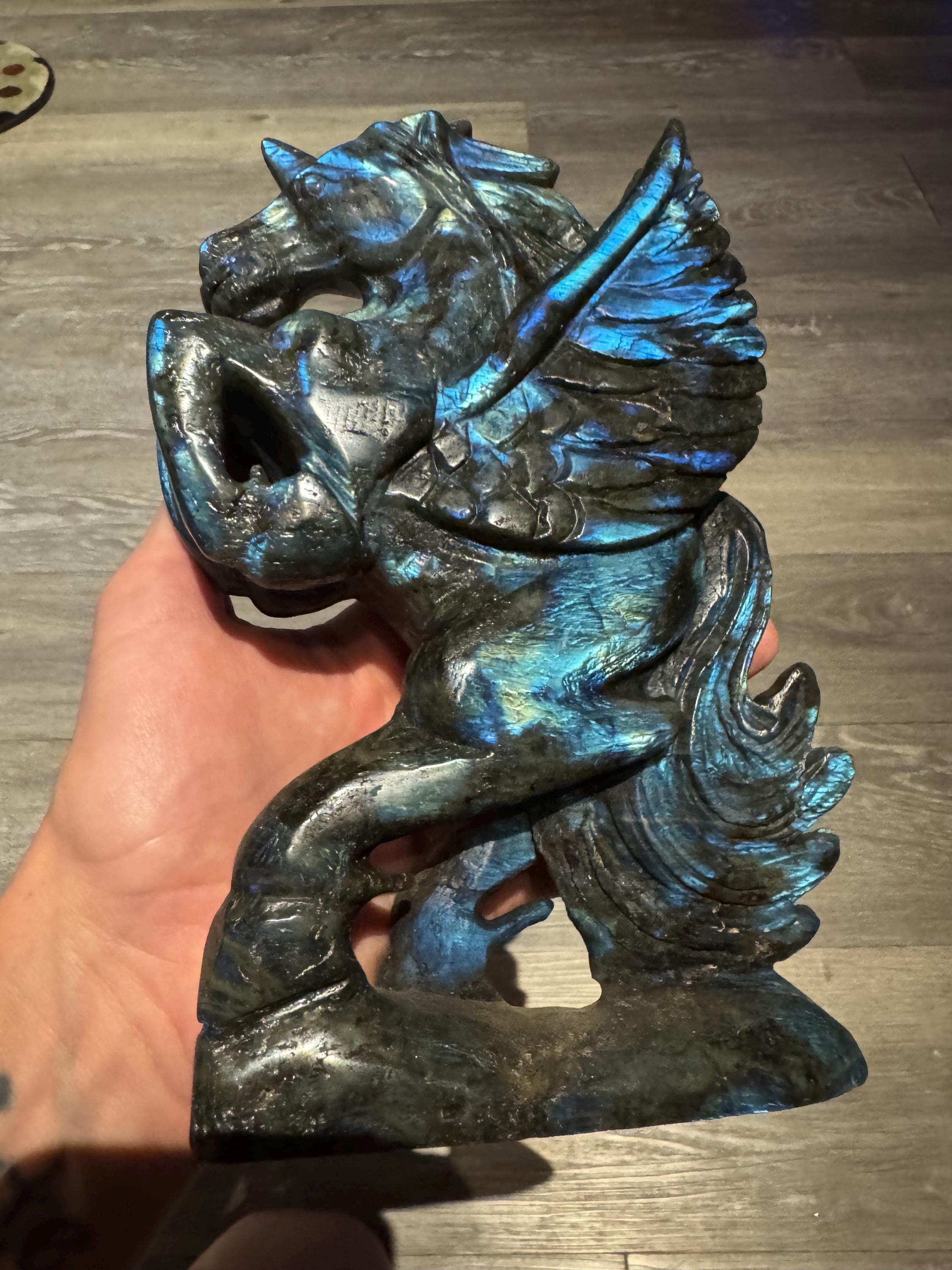 ラブラドライトのユニコーン・天然石 2.7ポンド ラブラドライト ユニコーン クリスタル ラージ | 彫刻・研磨